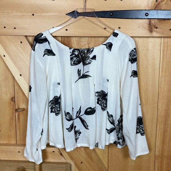Urban Outfitters Tops - kimchi blue | floral scoopneck vee back blouse